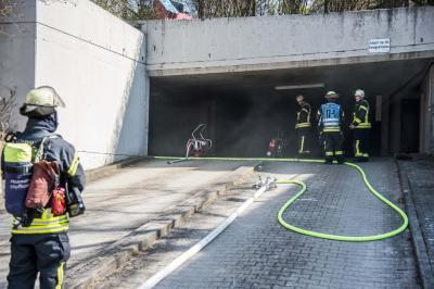 Stuttgart-Neugereut: Sperrmuell brannte in Tiefgarage